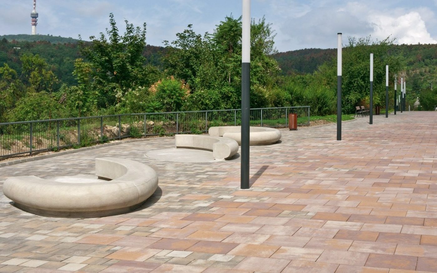 Havihegyi sétány Appia Antica kombi térkővel burkolva