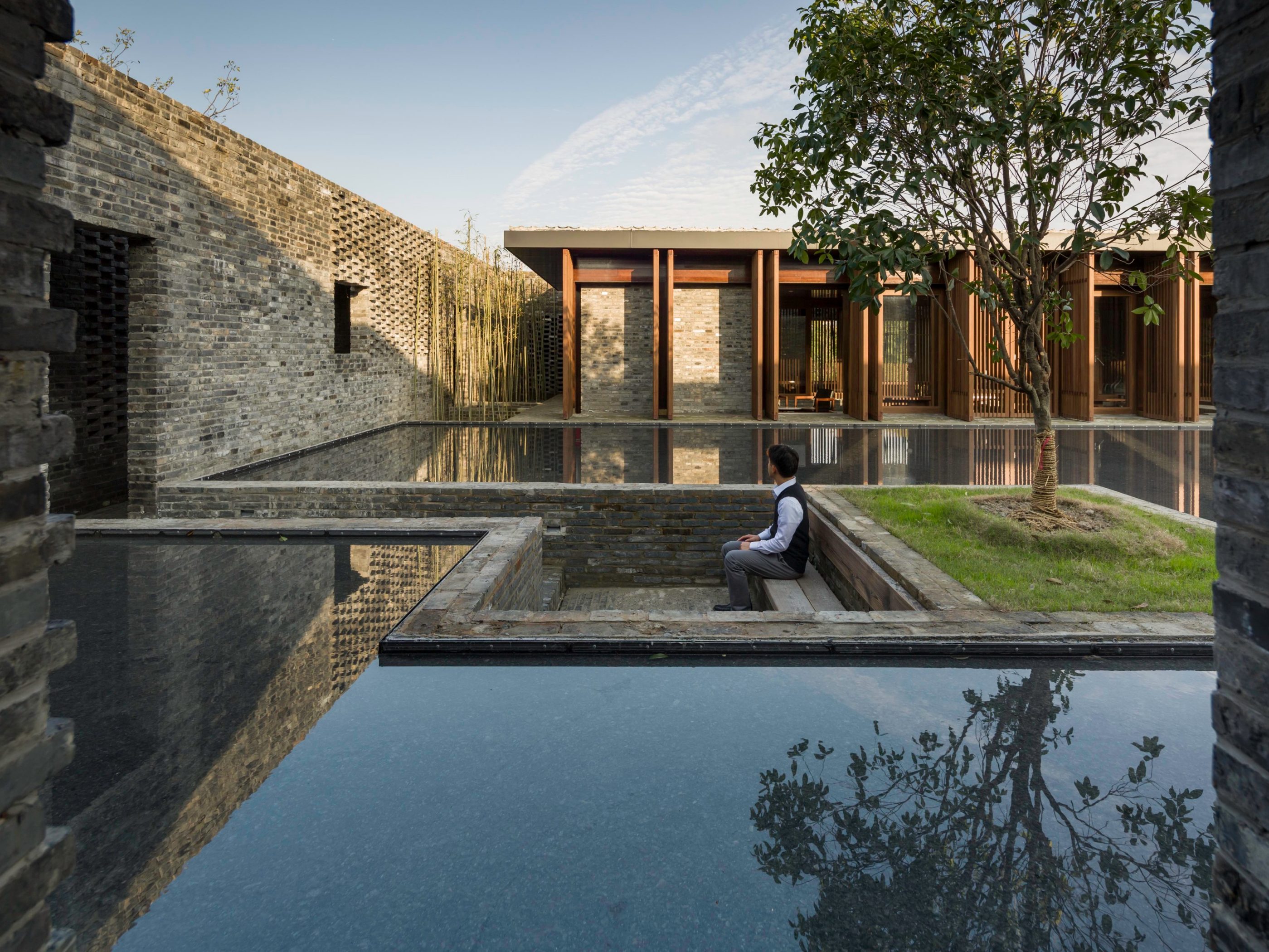 Tsingpu Yangzhou Retreat. Brick Award 22 Category "Building outside the box". neri & hu design and research office. Courtyard view