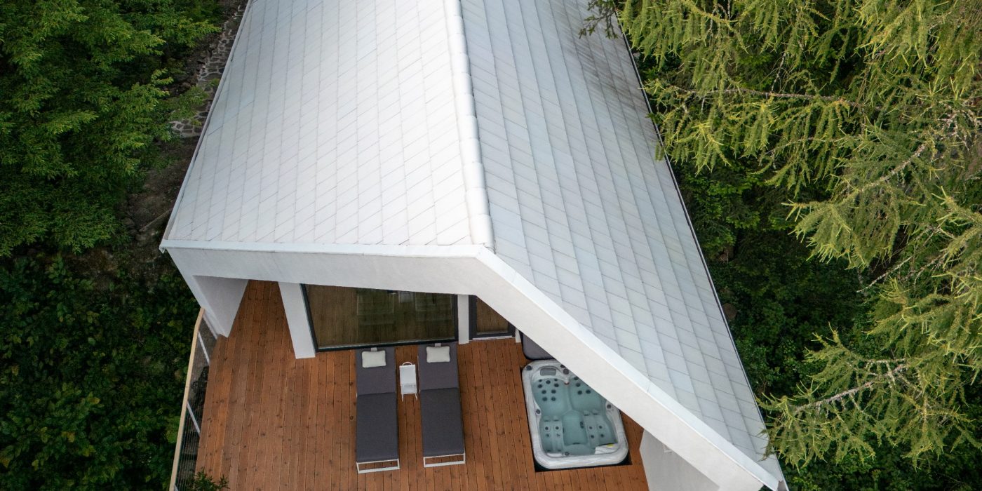 Perem Guesthouse project built with Tondach Planoton 9 FusionProtect white ceramic tiles. Architect: Roland Lieb, Photographer: Péter Rajkai; A Perem Vendégház tetője Tondach Planoton 9 FusionProtect fehér kerámiacserepekből épült. Építész: Lieb Roland, fotós: Rajkai Péter