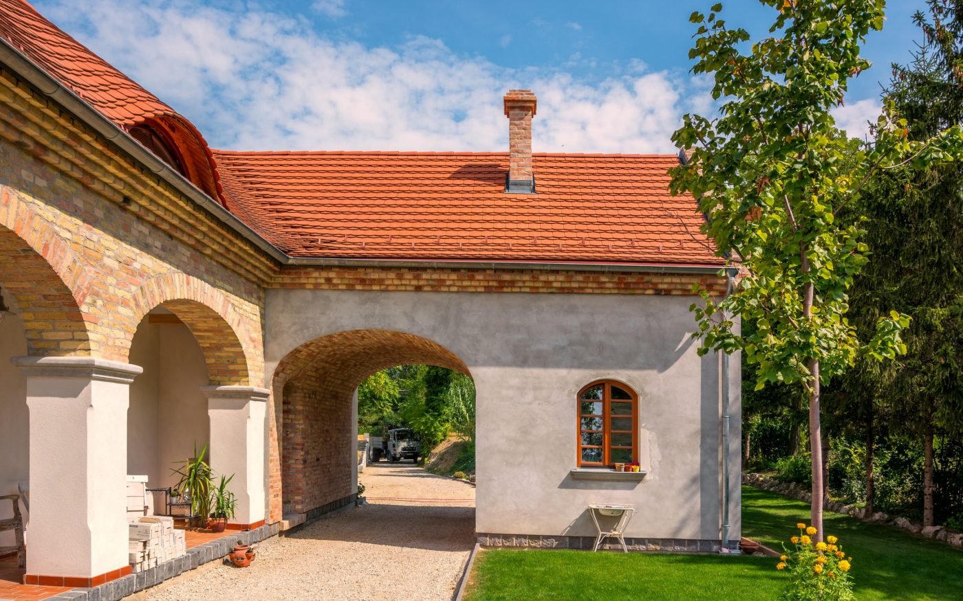 Kovács Sándor Dunabogdányi ház héjazata Tondach íves vágású hódfarkú cserépből