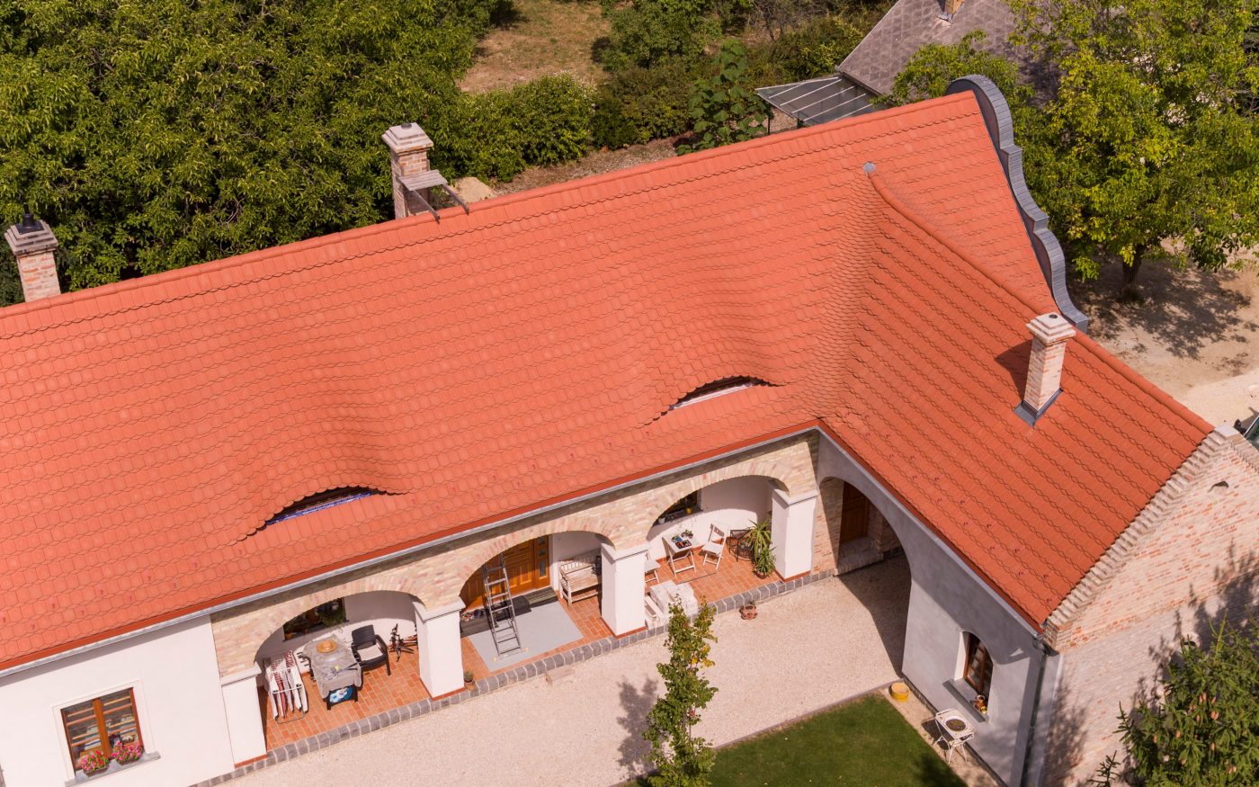 Kovács Sándor Dunabogdányi ház héjazata Tondach íves vágású hódfarkú cserépből