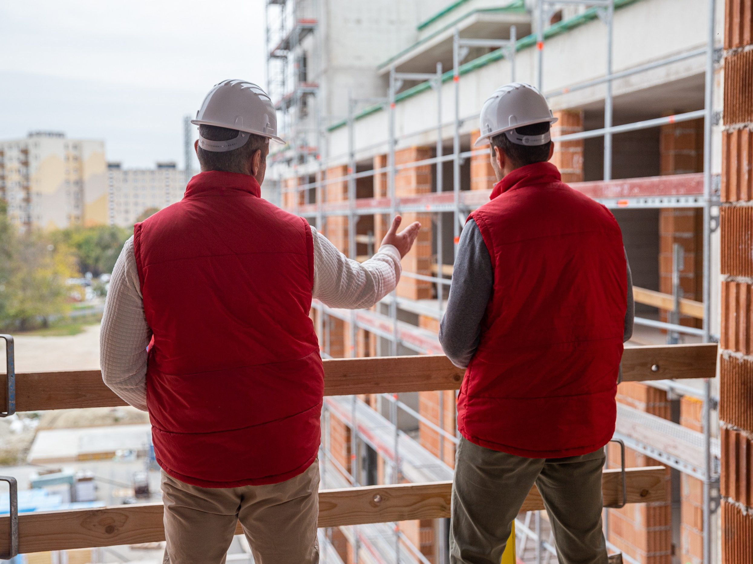 Kivitelezők piros kabátban HU