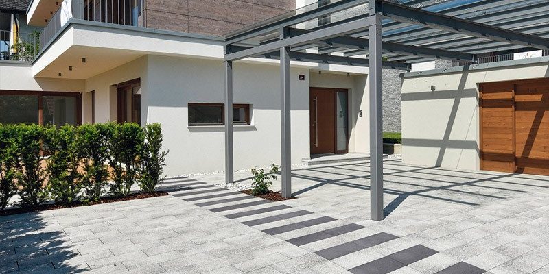 Ubriano gránitszürke-fehér tékő a kertben