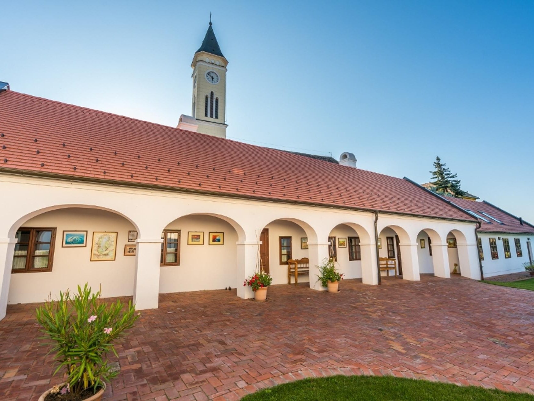 Tradicionális íves vágású cserepek családi, történelmi, műemlék és középületekre